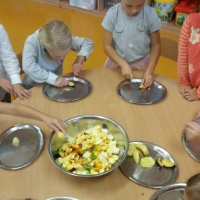 Děti z VI. třídy připravují ovocný salát