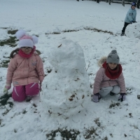 Jak si děti ze IV. třídy postavily sněhuláky