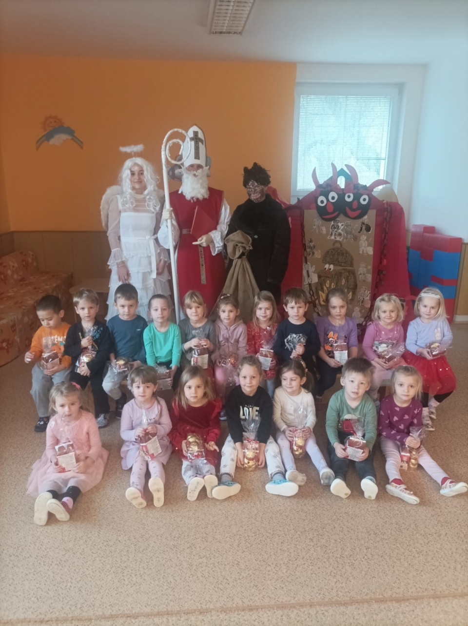 Návštěva Mikuláše, čerta a anděla - II.třída 