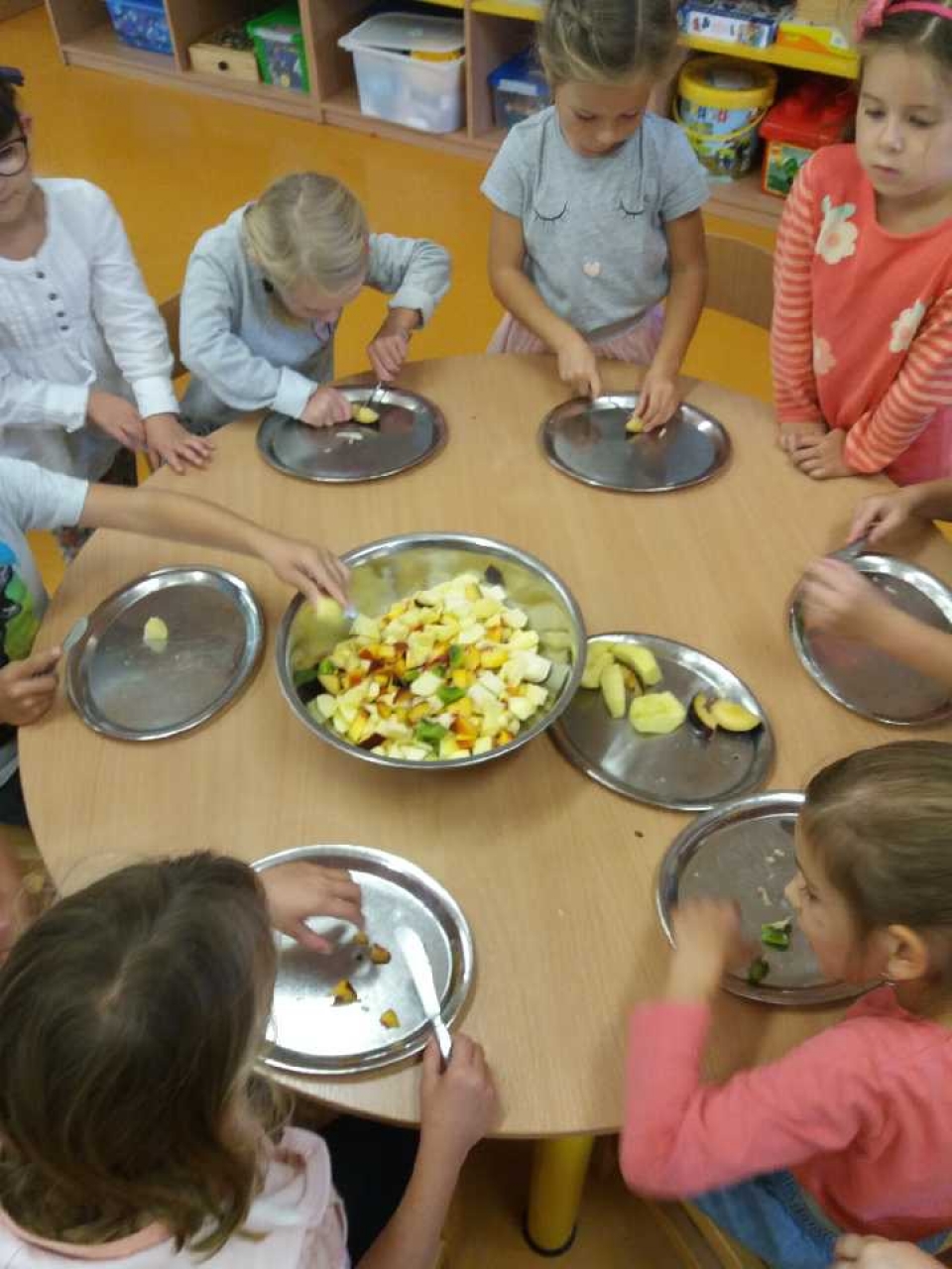 Děti z VI. třídy připravují ovocný salát