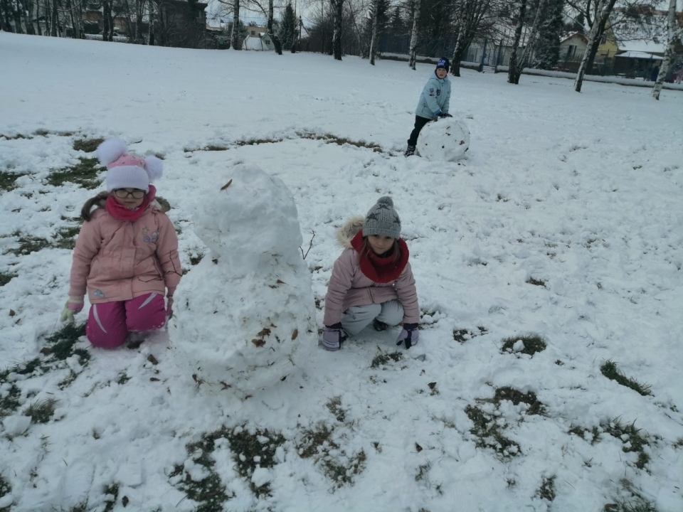 Jak si děti ze IV. třídy postavily sněhuláky