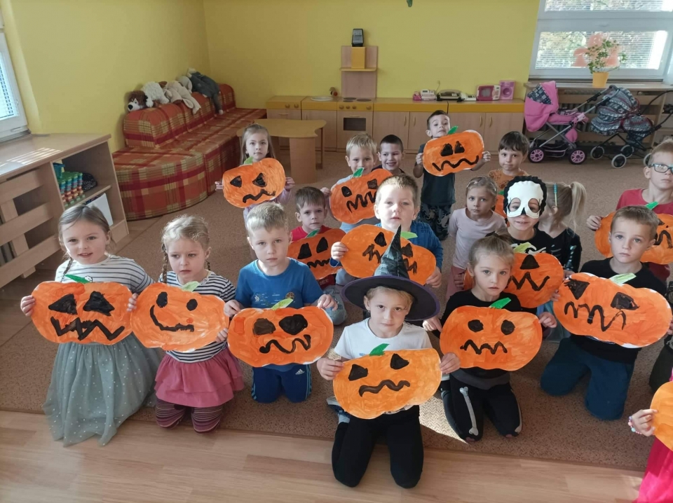 Halloween  ve IV. třídě s cukrovím od šikovných maminek