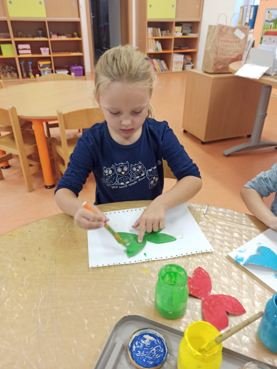 Malování motýlků- děti z V. třídy