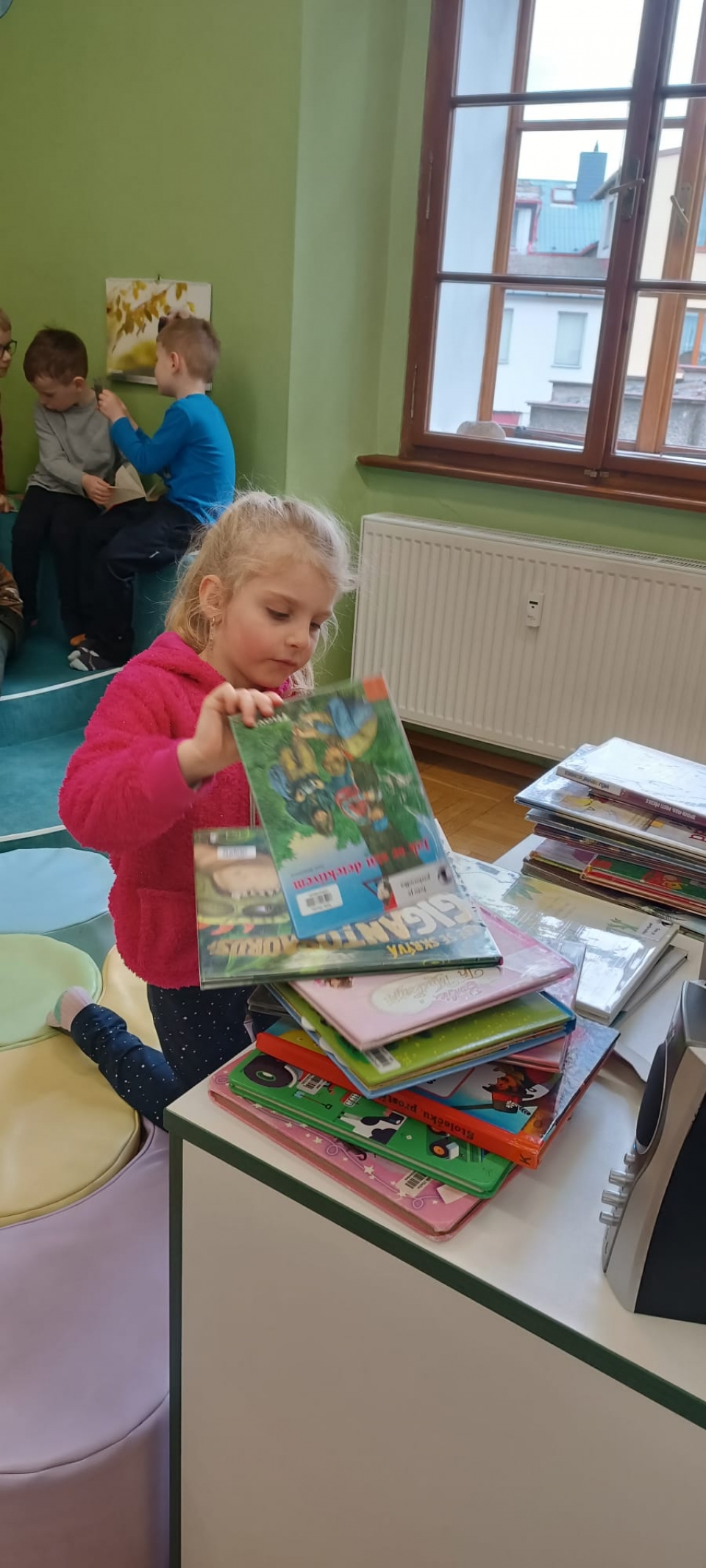 Návštěva knihovny a hra na knihovnu- děti z VI. třídy
