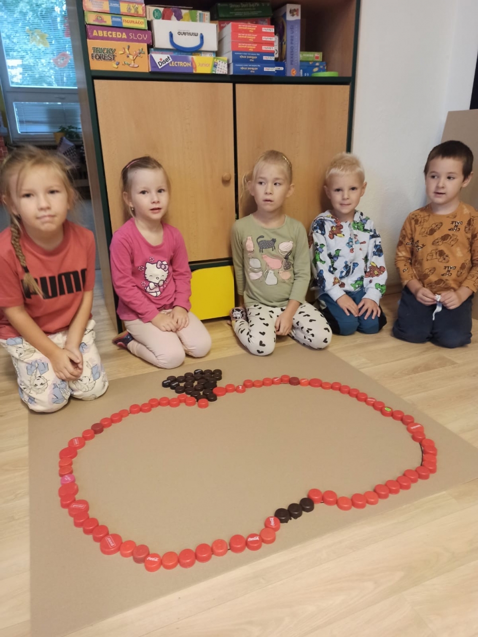 Děti z III. třídy si hrály s víčky 